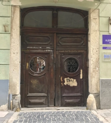 У Львові неподалік філармонії відновили історичну браму, - ФОТО