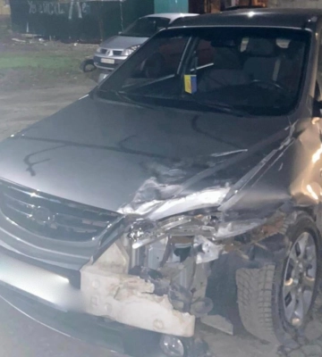 Був п’яним: знайшли водія, який розтрощив припарковане авто на Волині та втік