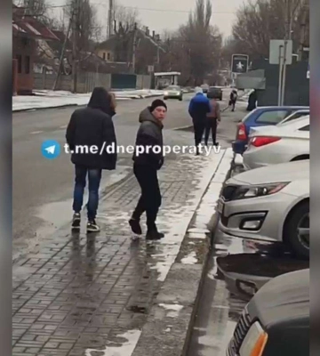 У Дніпрі п&amp;#039;яні чоловіки відірвали бампер у автомобіля: відео