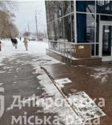 Комунальники Дніпра завершили прибирати дороги та тротуари міста від опадів