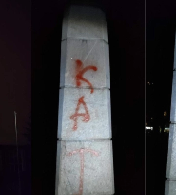У Полтаві обмалювали фарбою пам&#039;ятник Бутовському й табличку радянському військовому