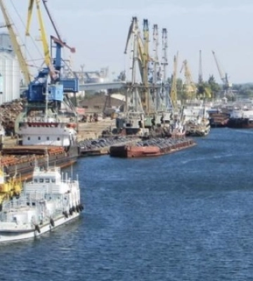 Екіпаж пошкодженого обстрілами в херсонському порту судна локалізував витік нафти у Дніпро