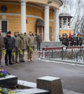 Президент Зеленський поклав квіти до Пам’ятного хреста Героям  Крут