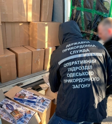 На Одещині затримали  мікроавтобус, запакований контрабандою
