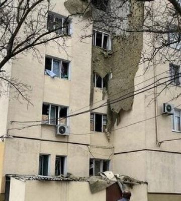 Противник гатить по Херсонщині, в обласному центрі поцілили в житлові квартали, порт, лікарню та школу, - ОВА