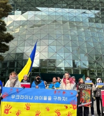 Українці провели акцію протесту біля посольства рф у Сеулі