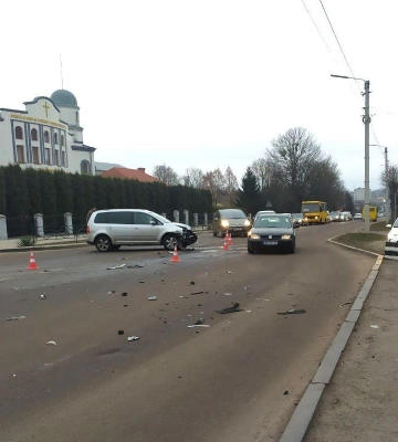 Біля дубенської лікарні в ДТП потрапив поліцейський
