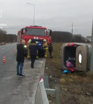 На Львівщині перекинувся автомобіль: у салоні перебувала водійка та двоє дітей