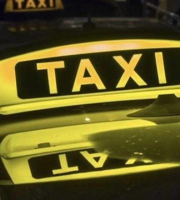 Усю ніч поліцейські у Рівному шукали водія таксі, в авто якого жінка забула &quot;тривожний&quot; рюкзак.