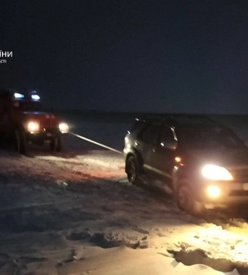 На Миколаївщині авто з дітьми застрягло у заметі - діставали рятувальники
