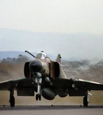 Истребитель F-4 ВВС Греции упал в море