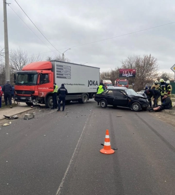 В Рівному рятувальники надали допомогу поліцейським у ліквідації наслідків ДТП за участю вантажівки та легковика
