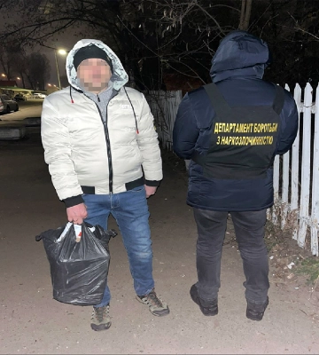 У Києві затримано чоловіка, який продавав каву з наркотиками