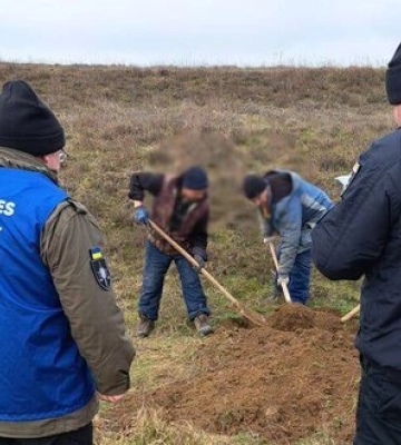 На Херсонщині ексгумували тіло місцевої мешканки, розстріляної у спину військовими РФ. ФОТО