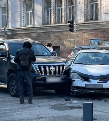 У центрі Дніпра зіткнулися Nissan та Toyota: рух дуже ускладнений