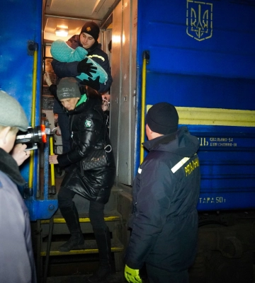 Рятувальники допомагають у переміщенні населення до безпечних регіонів