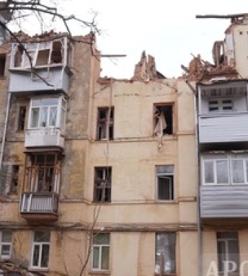 Знайшли тіло жінки: з&#039;явилося перше відео розбору завалів житлового будинку у Харкові