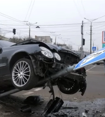 У Луцьку внаслідок ДТП Marcedes «завис» на стовпі (відео)