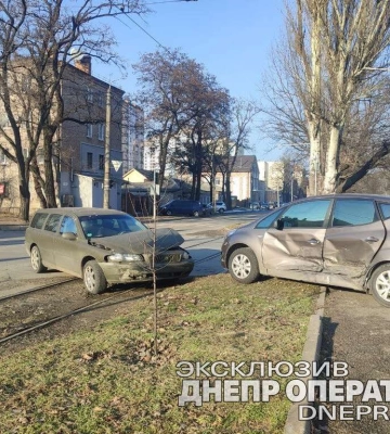 У Дніпрі на Антоновича Volvo потрапив у ДТП з Hyundai: фото з місця аварії