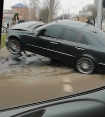 У Луцьку внаслідок ДТП Marcedes «завис» на стовпі (відео)