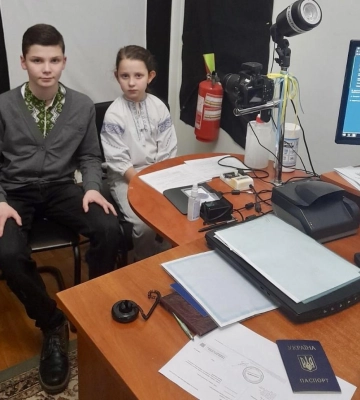 У Рівному 2 дітей подали документи на оформлення своїх перших закордонних паспортів