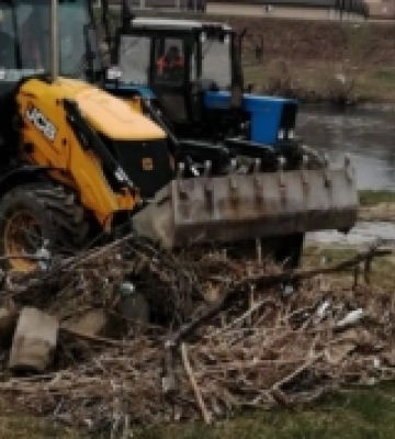 У Мукачеві розчищають берег річки від сміття, яке принесла вода