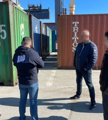 На Одещині митнику загрожує до 8 років позбавлення волі