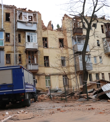 Розбір завалів дому в Харкові: вилучена частина фрагментів тіла загиблої
