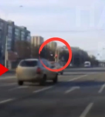 У Сумах “шумахер” проїхав на червоний на очах у патрульних і мало не потрапив у ДТП (відео)
