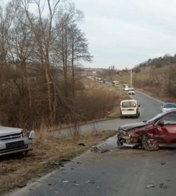 Лобове зіткнення між селами Вільховець та Лопушна: один з водіїв госпіталізований