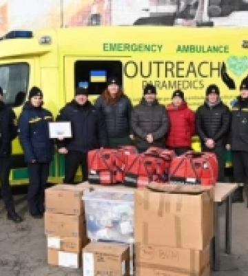 Парамедики з Британії передали рівненським рятувальникам сучасний реанімобіль