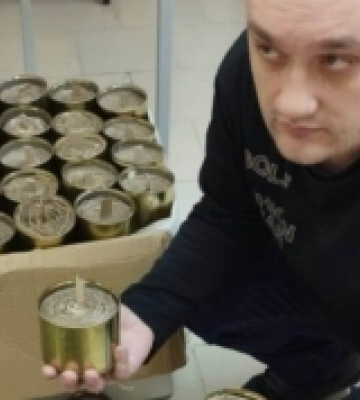 Пацієнти реабілітаційного центру у Вараші продовжують виготовляти окопні свічки. ФОТО