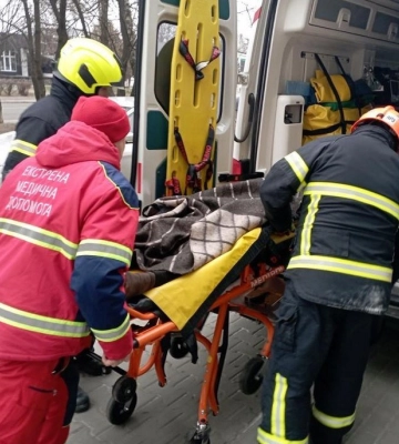 Передали медикам: у Луцьку рятувальники визволили з квартири чоловіка, який не виходив на зв’язок