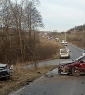 У лобовому зіткненні двох автівок біля Львова постраждав 46-річний водій