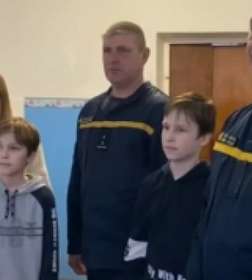 Нововолинські рятувальники відвідали у лікарні двох братиків, яких витягнули з крижаної води