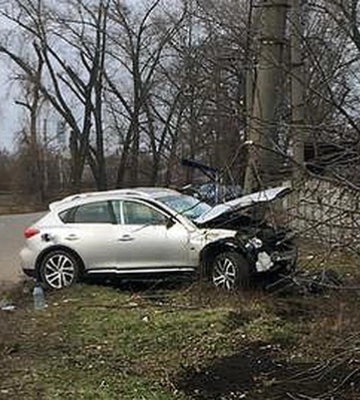 У лікарні Кременчука помер водій, автівка якого влетіла в стовп