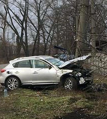 У лікарні Кременчука помер водій, автівка якого влетіла в стовп
