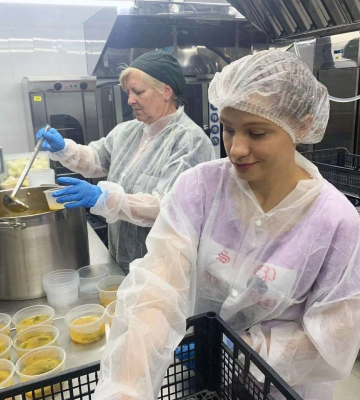 Лінія магазинів EVA забезпечує комплексними обідами поранених захисників, які відновлюються у лікарні Дніпра