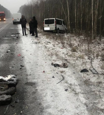 Внаслідок карколомної ДТП на Рівненщині пошкоджені 4 автівки та постраждали 6 людей. ФОТО