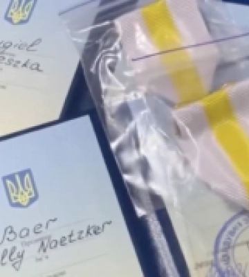 Залужний нагородив іноземних волонтерок луцького штабу «Ангар»