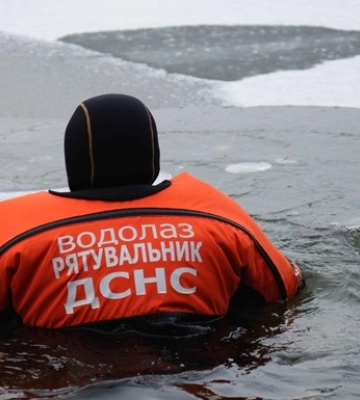 Из замерзшего водоема в Киеве достали тело мужчины