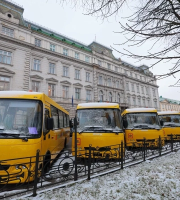 На Львівщині громади отримали шкільні автобуси (ФОТО)