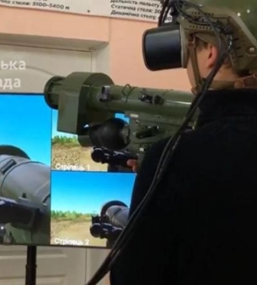 Аеророзвідка та керування важкою зброєю: як молодь Дніпра опановувала навички військовослужбовців