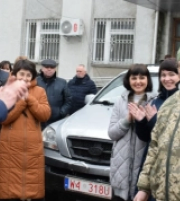 Жителі Рівненщини придбали три автомобілі для земляків, які воюють