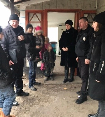 Діти пропускають школу, вдома антисанітарія та мало їжі: на Одещині матір притягнуть до відповідальності