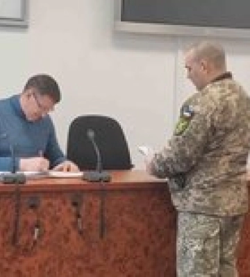 Мэру Броваров в помещении горсовета вручили повестку в военкомат – видео