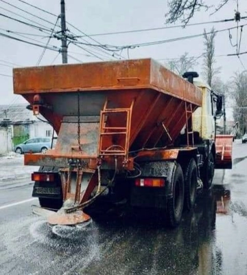 У Миколаєві комунальники продовжують обробляти дороги