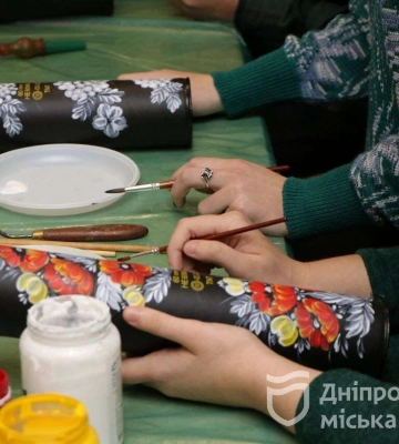 На донат для захисників: у закладі позашкілля Дніпра розмальовують тубуси від мін петриківським розписом