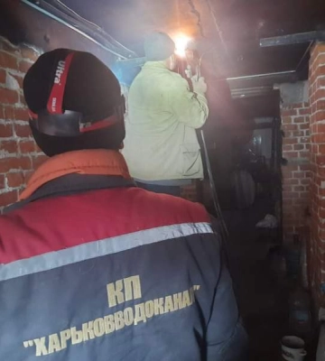 У постраждалому від обстрілу будинку в центрі Харкова відновили тепло