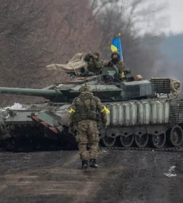 Бои за Бахмут: ВСУ рассматривает вывод войск из города, но оборона продолжается (видео)